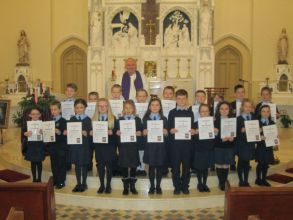 P4 pupils receive the Sacrament of Penance
